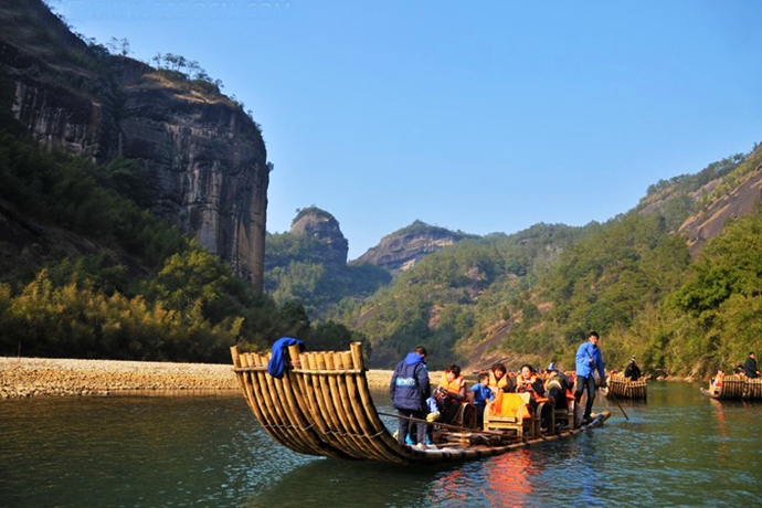 乘竹筏漂流