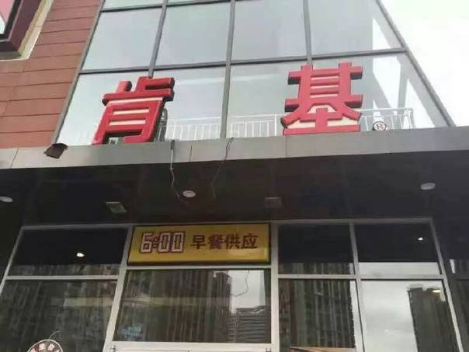 太嚣张！男子电梯内被劝阻吸烟，暴打女子近半分钟