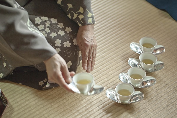 松月流的煎茶道泡茶每杯只有浅浅半杯